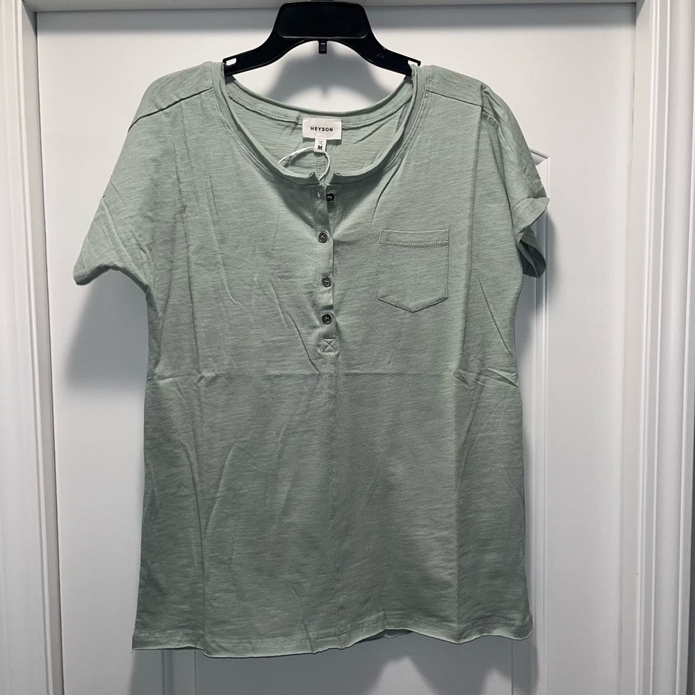 Heyson, NWT Henley top, size M. Functional buttons, pocket, and raw hemline